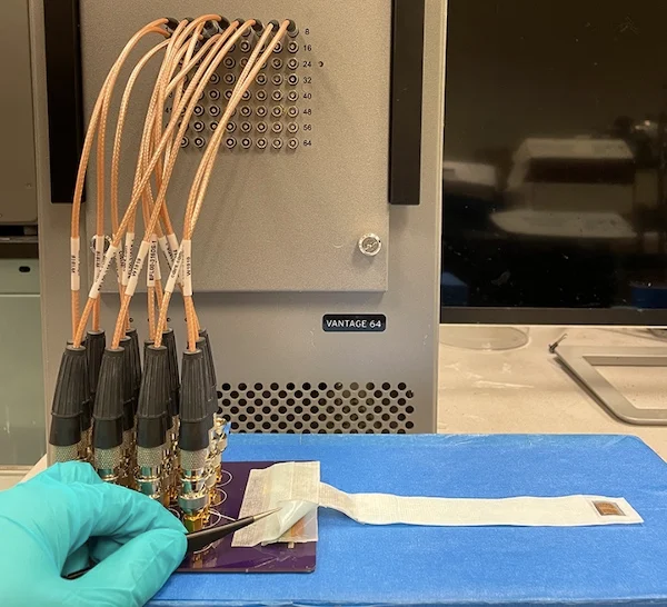 超聲波可穿戴設(shè)備連接到其完整的實(shí)驗(yàn)裝置